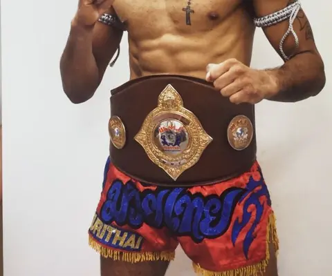 Pookakupt Turithai, W.M.F. Bangkok 2011 World Champion, Maestro al National Stadium Bangkok per la Kru Muay Thai Association